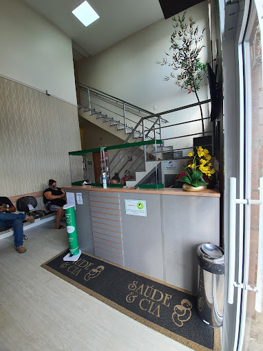 Recepção da clínica Saúde & Cia em Goiânia, ambiente moderno e acessível para pacientes de Processamento Auditivo Central (PAC).