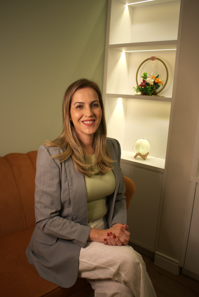 Dra. Lorena Soares, especialista em Processamento Auditivo Central (PAC), em seu consultório na clínica Saúde & Cia em Goiânia.